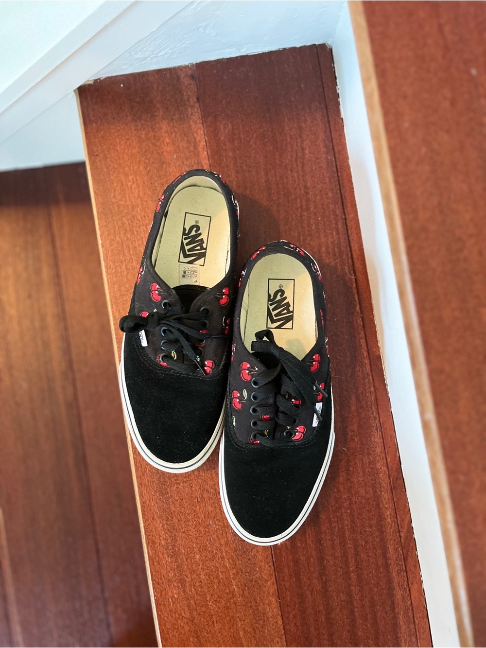 Vans Black Canvas Sneakers Embroidered Red Cherries Size Women 9.5 or Men’s 8 - Picture 6 of 9
